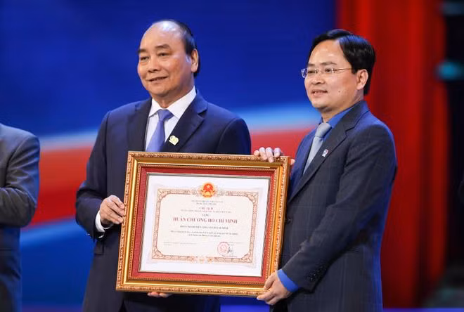 Thủ tướng Nguyễn Xuân Phúc trao Huân chương Hồ Chí Minh cho T.Ư Đoàn. ẢNH BẢO ANH