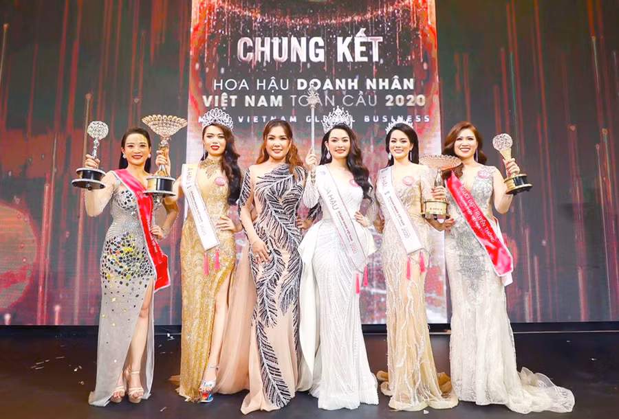Chị Nguyễn Thị Hoa (bìa phải) giành giải thưởng “Người đẹp truyền thông” tại cuộc thi Hoa hậu Doanh nhân Việt Nam toàn cầu 2020 (ảnh nhân vật cung cấp).