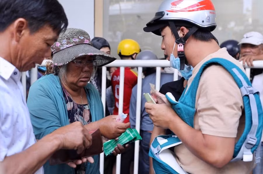 Vé của trận đấu được phe vé chào bán chênh lệch hơn so với giá gốc vài chục nghìn đồng/vé. Ảnh: Anh Duy.