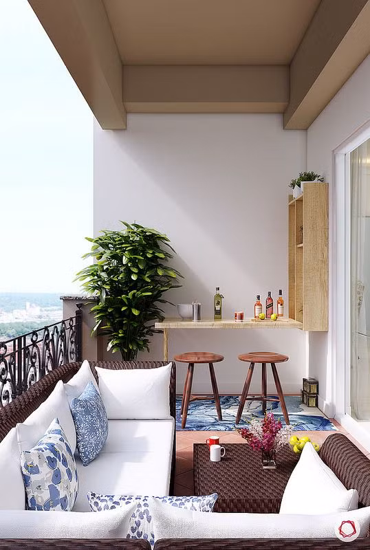 Ban công lớn với bàn Murphy như một quầy bar ngoài trời, với ghế đẩu tạo nên nhiều không gian lưu trữ ấn tượng