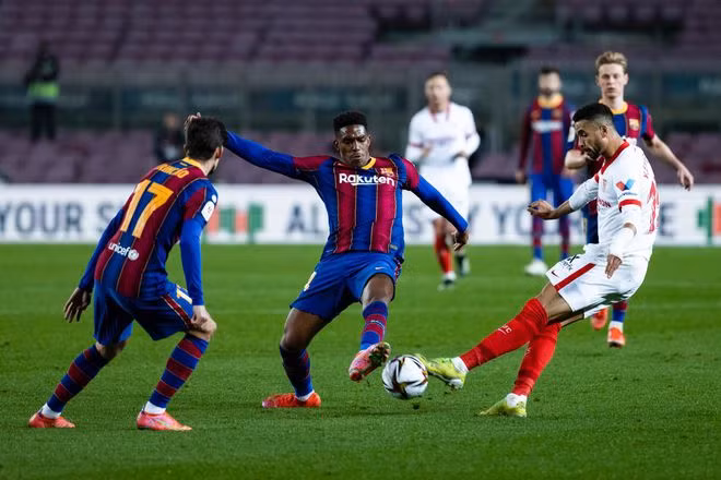 Barcelona (giữa) chơi nỗ lực và áp đảo Sevilla từ đầu trận - ẢNH: AFP Barcelona (giữa) chơi nỗ lực và áp đảo Sevilla từ đầu trận - ẢNH: AFP