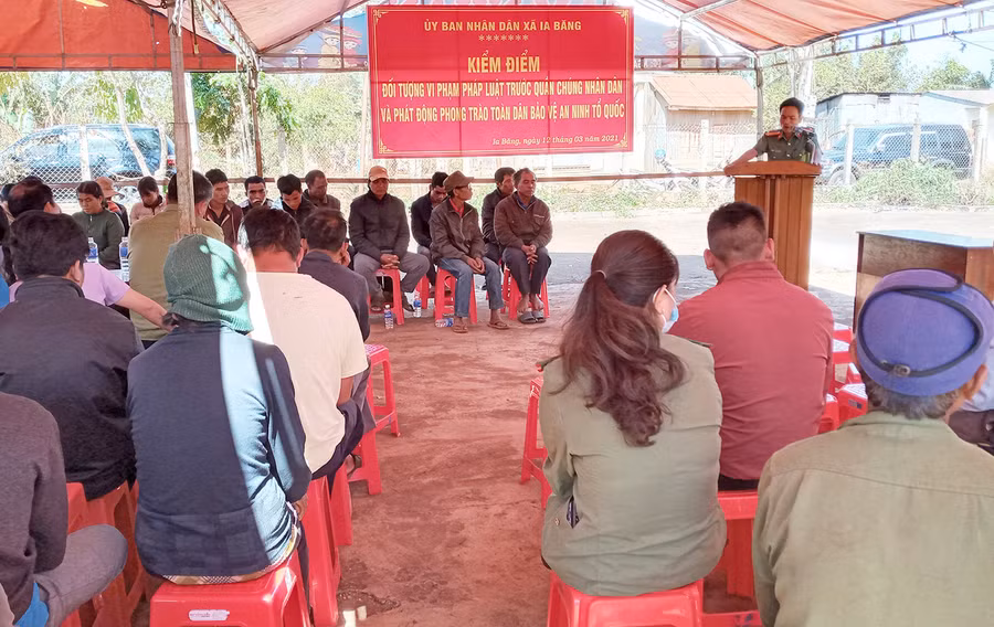 Công an huyện Chư Prông đưa các đối tượng có hành vi sai trái ra kiểm điểm trước dân. Ảnh: Nhật Hào