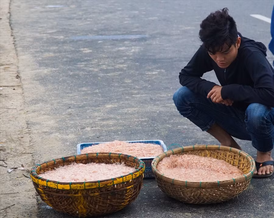 Nhiều người dân tập thể dục buổi sáng tranh thủ mua vài kg ruốc về làm thực phẩm trong ngày. Ảnh: HL
