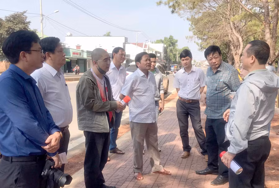 Đoàn công tác của Ban tổ chức giải khảo sát điểm tiếp nước ở đường Tôn Đức Thắng. Ảnh: Thiên Di