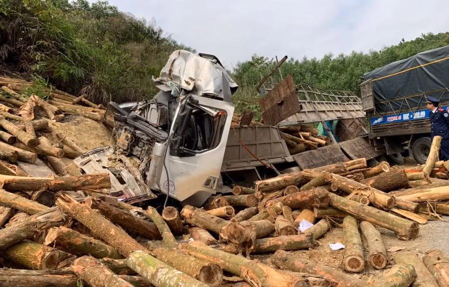 Hiện trường vụ tai nạn giao thông xe tải chở gỗ keo đâm vào ta luy đường làm 7 người tử vong ở Thanh Hóa. (Ảnh: CTV/Vietnam+)