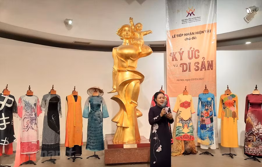 Đại sứ Nguyễn Phương Nga trao tặng những chiếc áo dài của mình cho Bảo tàng phụ nữ. (Ảnh: Minh Thu/Vietnam+)
