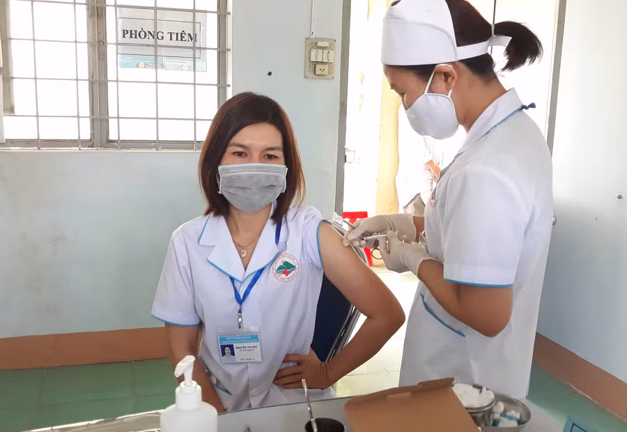 Tâm lý thoải mái của cán bộ y tế huyện Ia Pa khi được tiêm vắc cin phòng Covid-19. Ảnh: Mai Linh