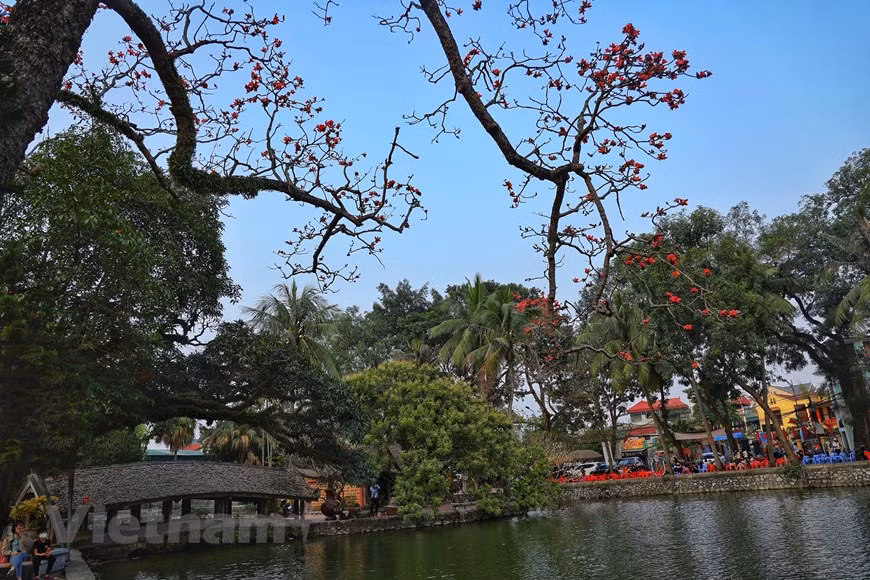 Tương truyền, chùa được xây dựng trên thế đất hình rồng, quay mặt về hướng Nam. Phía trước chùa, bên trái là ngọn Long Đẩu, lưng chùa và bên phải dựa vào núi Sài Sơn. (Ảnh: Xuân Mai/Vietnam+)