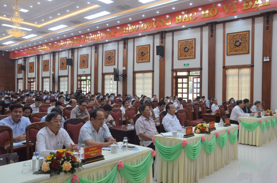 27-3 Các đồng chí lãnh đạo Tỉnh ủy, HĐND, UBND, Ủy ban MTTQ Việt Nam, lãnh đạo các cơ quan, ban, ngành trong tỉnh tham dự hội nghị tại điểm cầu Gia Lai-ảnh Phương Linh