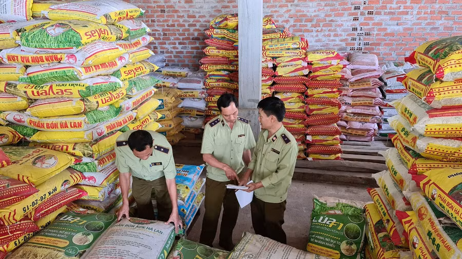 Đoàn kiểm tra phát hiện cơ sở kinh doanh Điền Linh bày bán 3.650 kg phân bón hết hạn sử dụng