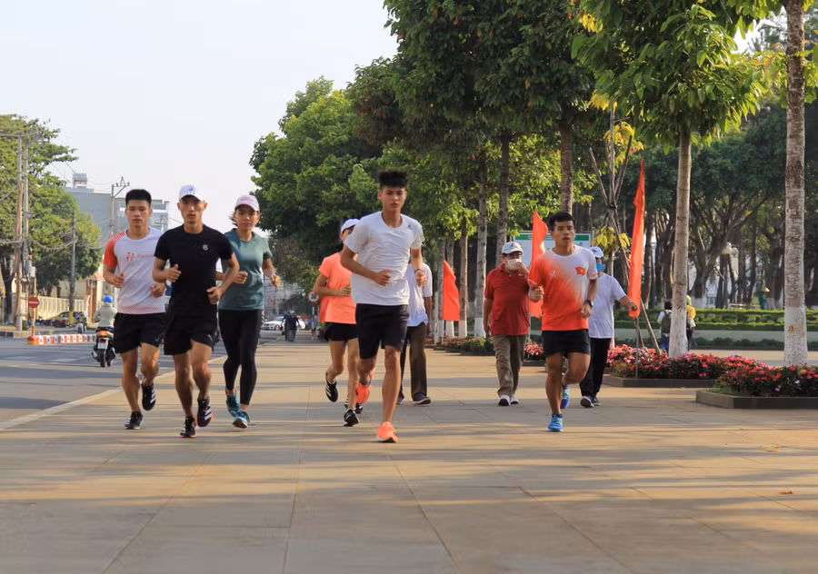8. Đoàn Bình Phước-đương kim vô địch Giải Vô địch Quốc gia Marathon và cự ly dài Báo Tiền Phong lần thứ 61 làm quen với đường chạy ở phố núi Pleiku