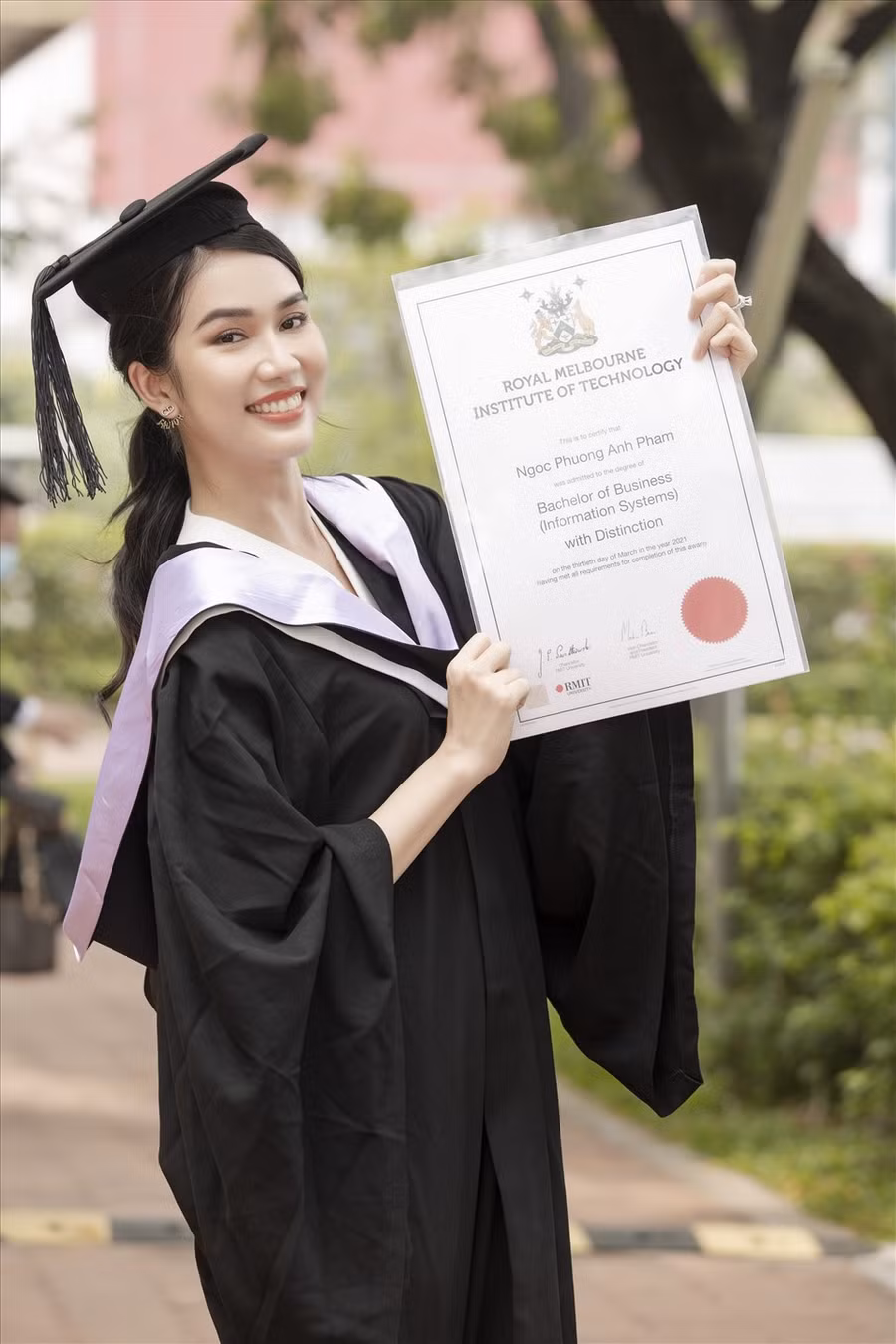 Á hậu Phương Anh rạng rỡ đi nhận bằng tốt nghiệp. Ảnh: Sen Vàng.
