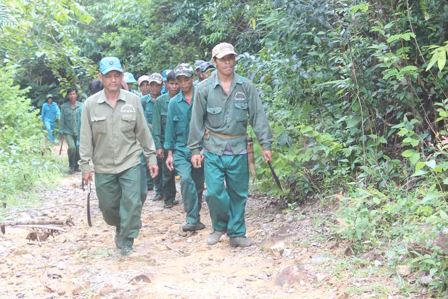 Lực lượng Ban Quản lý rừng phòng hộ Ia Ly (huyện Chư Păh) cùng người dân tuần tra bảo vệ rừng. Ảnh: Minh Phương