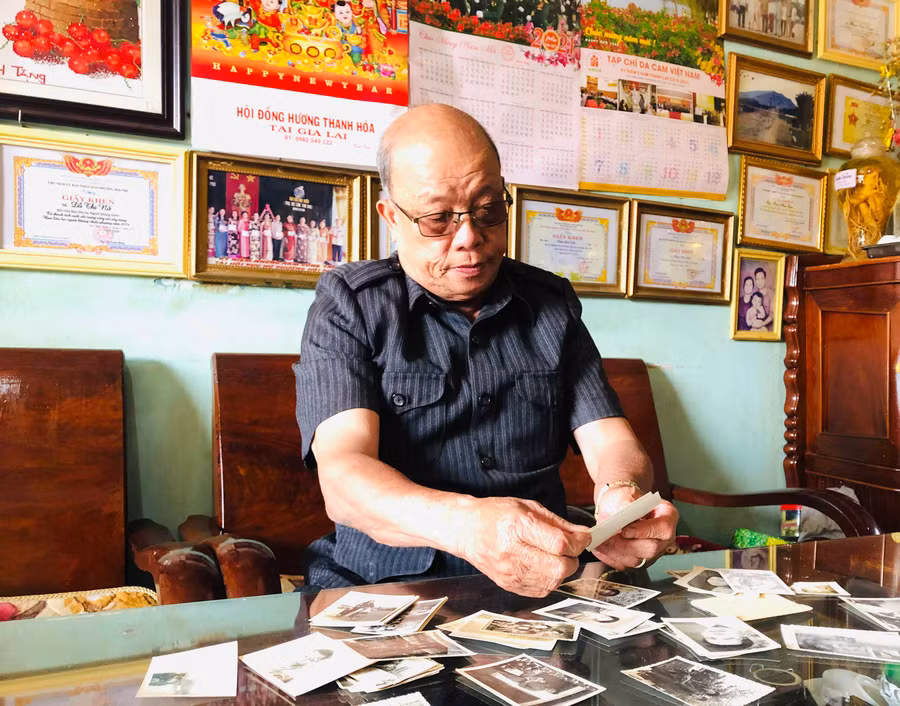 Cựu chiến binh Phạm Kim Xuân vẫn còn lưu giữ hình ảnh của đồng đội Trung đoàn 95. Ảnh P.L