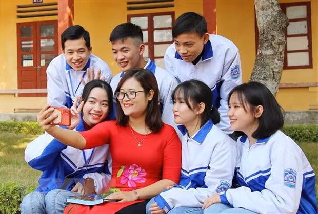Cô giáo Hà Ánh Phượng cùng học sinh giao lưu với bạn bề quốc tế qua mạng Internet. (Ảnh: Trung Kiên/TTXVN)