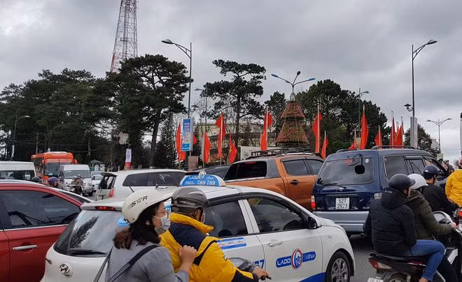  Ùn tắc giao thông là nỗi ám ảnh của người dân Đà Lạt trong mùa du lịch cao điểm - ẢNH: LÂM VIÊN