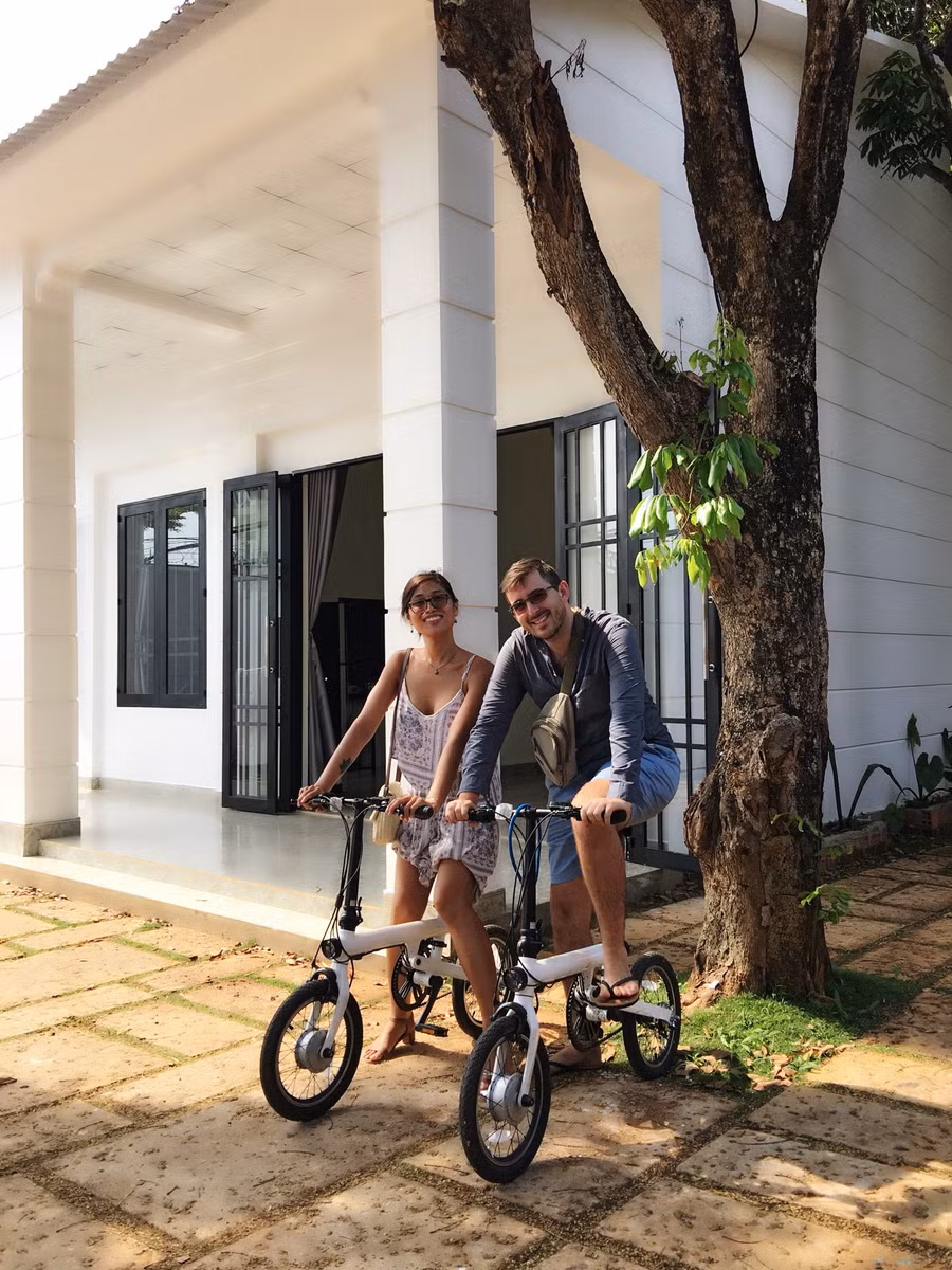 Du khách nước ngoài trải nghiệm tại Hani House, TP. Pleiku (ảnh nhân vật cung cấp).
