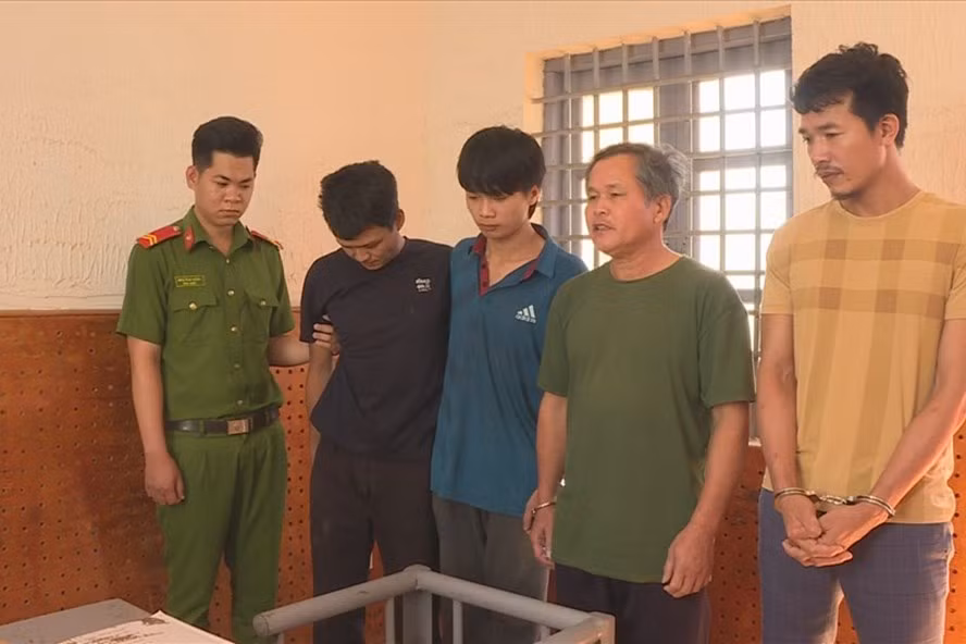 Nhóm đối tượng gồm Oai, Thắng, Vững, Chuyền tại trụ sở công an. Ảnh: T.X