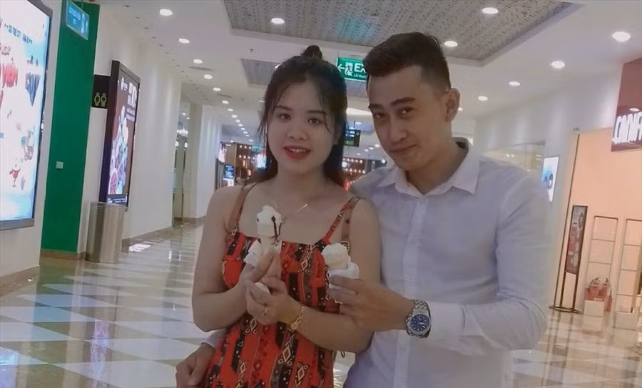 Hương Lan và chồng gặp nhau trong một lần đi khám sức khoẻ để đi xuất khẩu lao động. Ảnh: NVCC Hương Lan và chồng gặp nhau trong một lần đi khám sức khoẻ để đi xuất khẩu lao động. Ảnh: NVCC