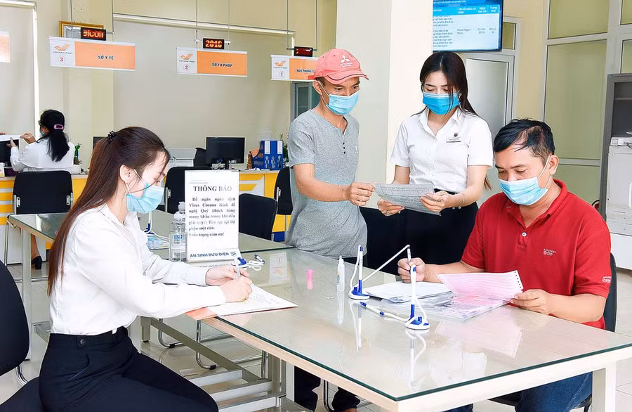 Người dân làm thủ tục hành chính tại Trung tâm Phục vụ hành chính công tỉnh. Ảnh: Đức Thụy