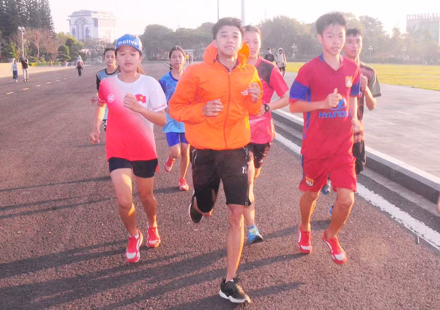 Các VĐV đội tuyển điền kinh Gia Lai tập luyện trước thềm Giải Vô địch Quốc gia Marathon và cự ly dài Báo Tiền Phong năm 2021. Ảnh: Thiên Di