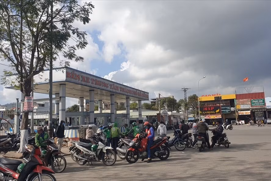  Do ảnh hưởng dịch COVID-19, hiện bến xe tàu ở Đà Nẵng vẫn vắng khách. Ảnh: Hữu Long