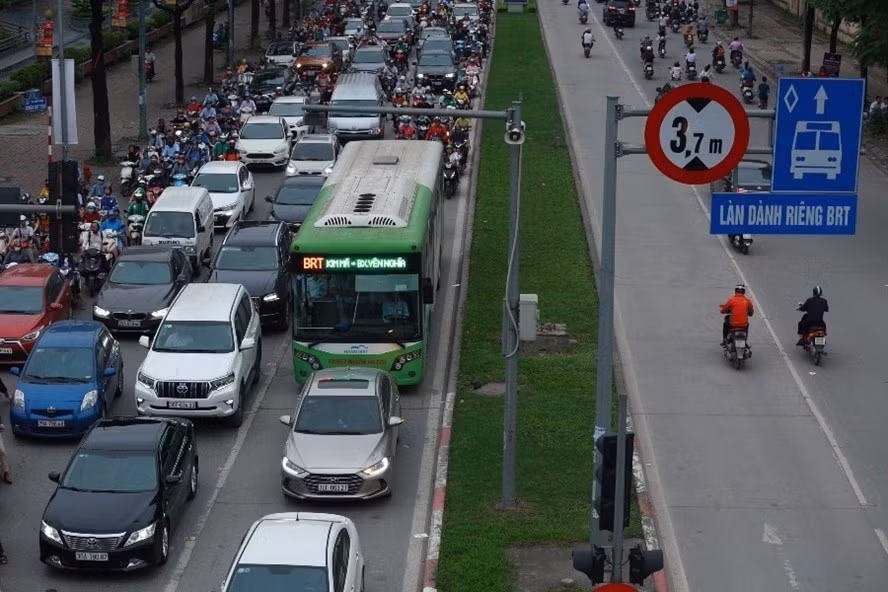 Tuyến BRT bộc lộ những hạn chế của nó: Công suất không đủ, làn đường dành riêng cho xe buýt trở thành nguyên nhân gây tắc đường thường xuyên. Ảnh: Hải Nguyễn