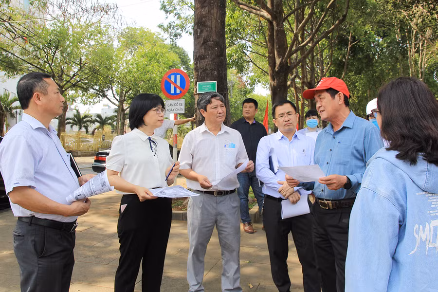 Phó Chủ tịch UBND tỉnh Nguyễn Thị Thanh Lịch (thứ 2 từ trái sang, Trưởng ban tổ chức giải) khảo sát đường chạy. Ảnh: Hoành Sơn