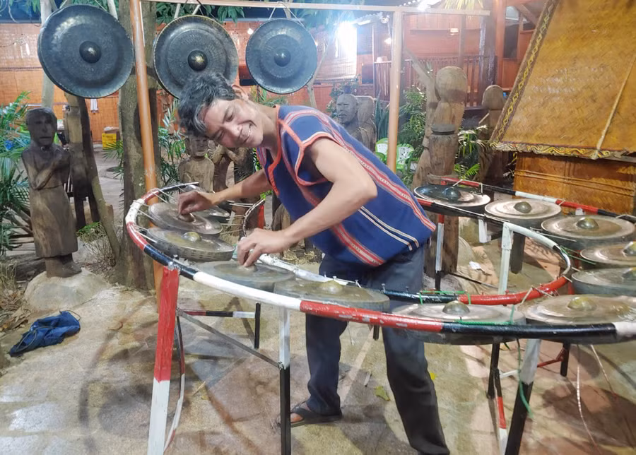 Plei Cồng Chiêng: Kết nối niềm đam mê âm nhạc truyền thống ảnh 1 Một tiết mục biểu diễn của nhóm Plei Cồng Chiêng. Ảnh: R'Ô Hok
