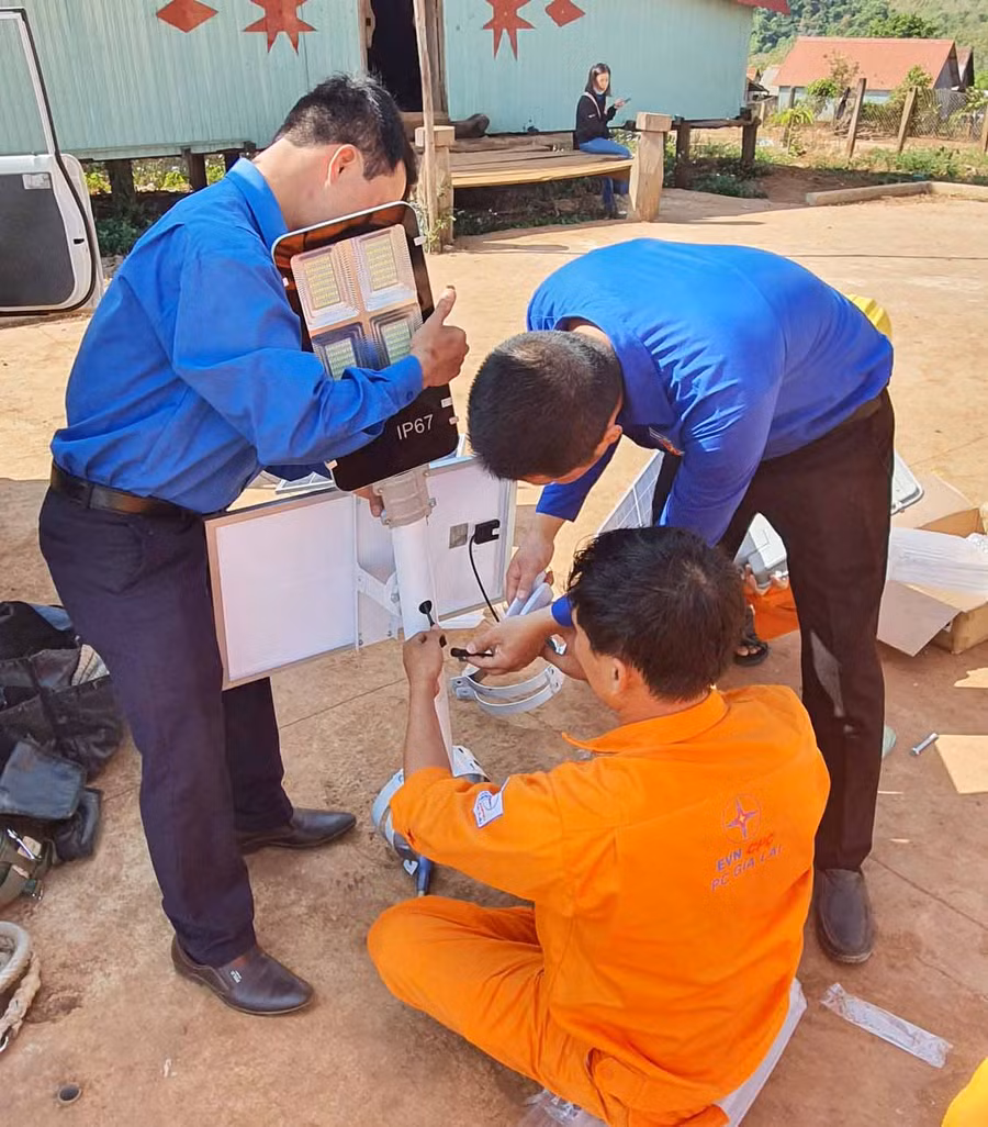 Đoàn Thanh niên Điện lực Mang Yang triển khai công trình “Thắp sáng đường quê” tại làng Pờ Yầu (xã Lơ Pang). Ảnh: Hà Duy