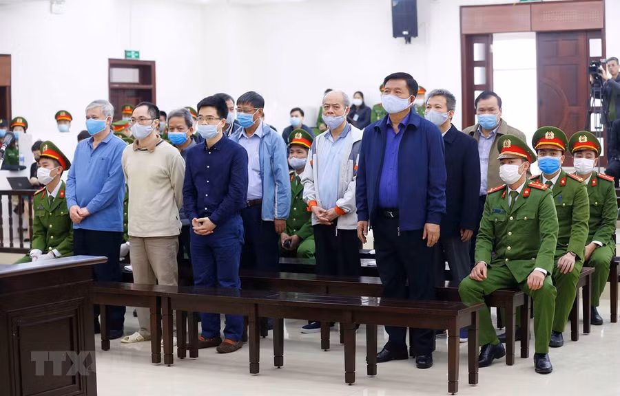  Bị cáo Đinh La Thăng cùng đồng phạm tại phiên xét xử. (Ảnh: Doãn Tấn/TTXVN)