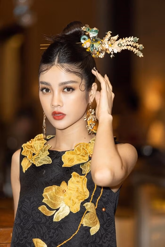 Mỹ Duyên xuất phát là một người mẫu, người đẹp tại các cuộc thi nhan sắc. Cô tình cờ lọt vào mắt xanh của nhà sản xuất Mai Thu Huyền và được chọn đóng vai Thúy Kiều trong phim điện ảnh Kiều nên chưa có nhiều kinh nghiệm diễn xuất. Ảnh: NSCC.