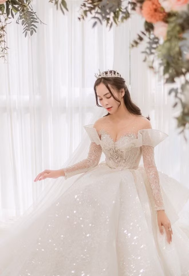 Mỹ Ngọc hài lòng với chiếc váy mất 1 tháng làm thủ công. ẢNH: NVCC