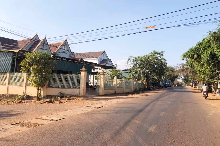 Quốc lộ 14C sau đầu tư nâng cấp đã đem lại sức sống mới cho các thôn, làng xã Ia Nan (huyện Đức Cơ). Ảnh: Lê Hòa