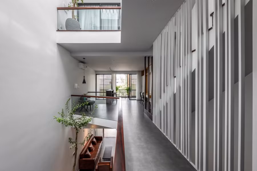 Tầng 2 bố trí phòng ngủ của ông bà và phòng học tập, làm việc, sinh hoạt chung. Giếng trời đóng vai trò hạt nhân kết nối không gian. Các lối giao thông được tận dụng để thành một mặt bằng chung rộng rãi cho trẻ con vui chơi. Tầng 2 bố trí phòng ngủ của ông bà và phòng học tập, làm việc, sinh hoạt chung. Giếng trời đóng vai trò hạt nhân kết nối không gian. Các lối giao thông được tận dụng để thành một mặt bằng chung rộng rãi cho trẻ con vui chơi.