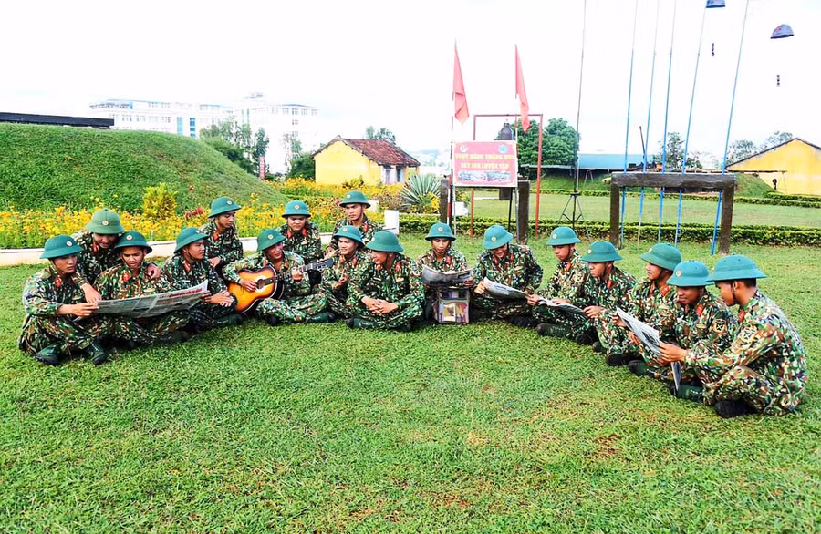 Giờ phút giải lao của những người lính trên thao trường. Ảnh: Vĩnh Hoàng