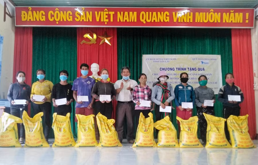 Ông Hồ Văn Điềm-Ủy viên Ban Thường vụ, Chủ tịch Ủy ban MTTQ Việt Nam tỉnh trao quà cho hộ nghèo, hộ có hoàn cảnh khó khăn tại xã Đak Tơ Pang. Ảnh: Ngọc Anh Ông Hồ Văn Điềm-Ủy viên Ban Thường vụ, Chủ tịch Ủy ban MTTQ Việt Nam tỉnh trao quà cho hộ nghèo, hộ có hoàn cảnh khó khăn tại xã Đak Tơ Pang (huyện Kông Chro). Ảnh: Ngọc Anh