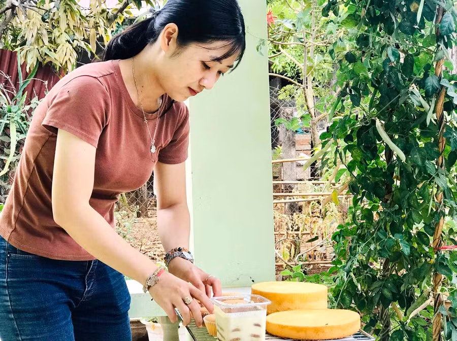 Chị Vũ Hồng Hạnh làm bánh theo yêu cầu của khách hàng. Ảnh: Trần Dung