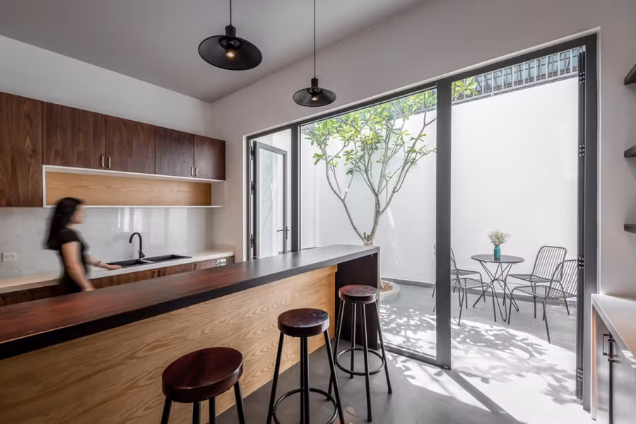 Phía sau bếp là một khoảng sân trồng cây xanh và cũng là nơi thư giãn. Phía sau bếp là một khoảng sân trồng cây xanh và cũng là nơi thư giãn.