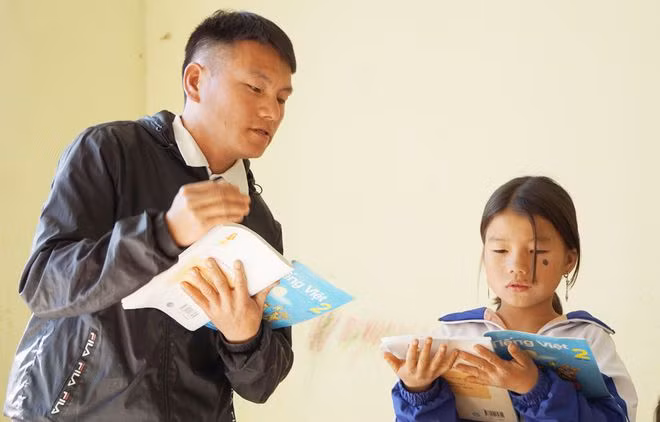 Thầy giáo Sùng A Chai dạy học cho học sinh lớp 2 ở bản Tà Cóm. ẢNH: MINH HẢI