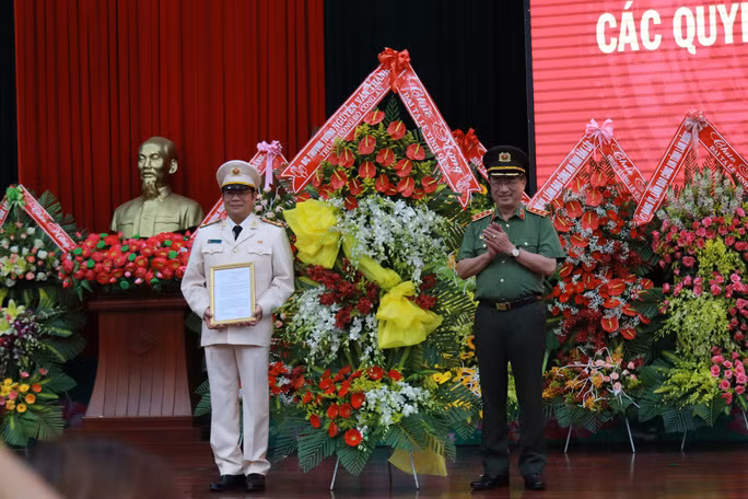 Đại tá Lê Vinh Quy nhận quyết định làm Giám đốc Công an tỉnh Đắk Lắk Đại tá Lê Vinh Quy nhận quyết định làm Giám đốc Công an tỉnh Đắk Lắk