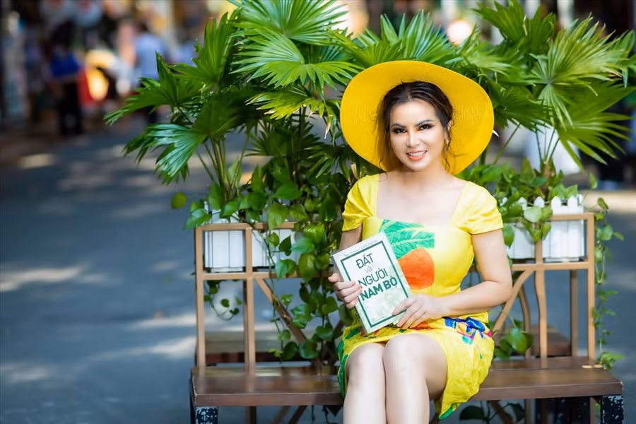  Lựa chọn bộ cánh cúp ngực gợi cảm, Kim Hồng mang đến sự phóng khoáng của một quý bà hiện đại, cá tính.