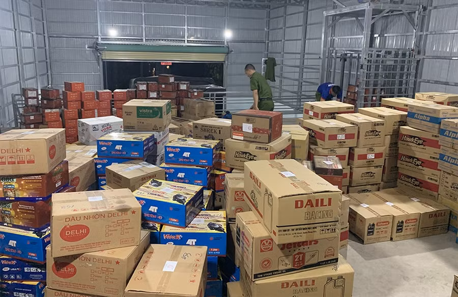Dưới sự chỉ đạo trực tiếp của Đại tá Đinh Văn Nơi - Giám đốc Công an An Giang, lực lượng Công an An Giang đã phát hiện và bắt giữ giám đốc doanh nghiệp sở hữu kho hàng giá số lượng khủng. Ảnh: Vũ Tiến