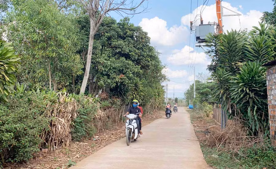 Hầu hết đường giao thông nội làng Nha Hyơn đã được bê tông hóa. Ảnh: Phương Vi