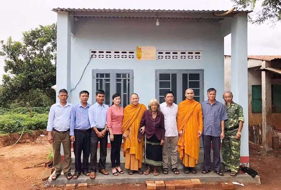 Tịnh xá Ngọc Lai tặng nhà tình thương cho hộ dân tộc thiểu số tại xã Ia Chía, huyện Ia Grai. Ảnh: Thanh Nhật