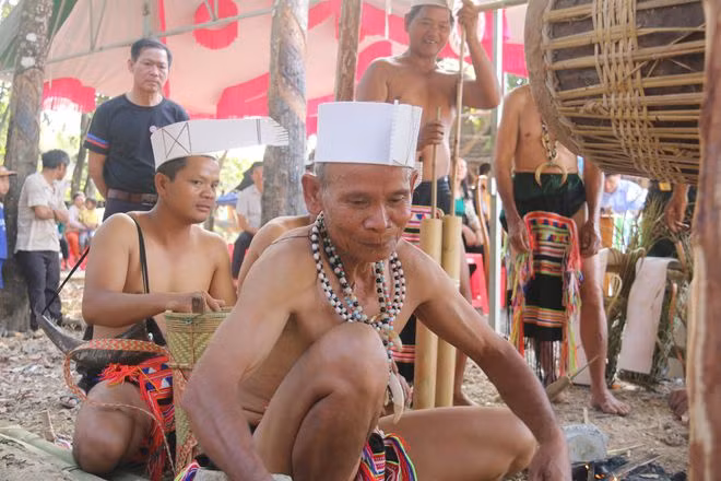 Người dân tập trung tại nhà rèn trong lễ "ăn than" - ẢNH: HOÀNG HUY QUYỀN Người dân tập trung tại nhà rèn trong lễ