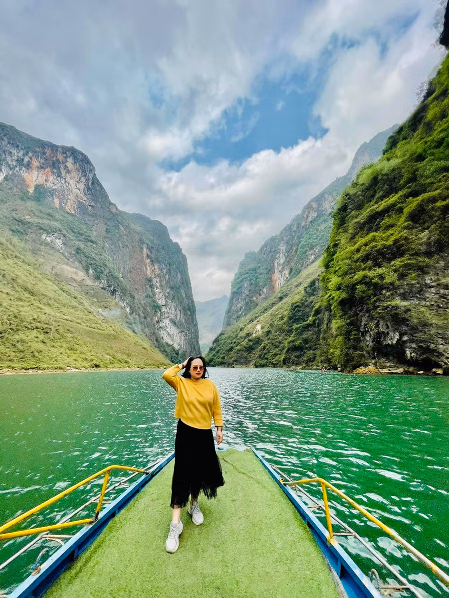 Du khách check-in tuyệt đẹp tại dòng sông Nho Quế. Ảnh: T.H
