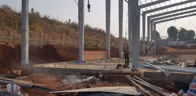  Hiện trường nơi xảy ra vụ tai nạn lao động khiến 2 người chết, 1 người bị thương - ẢNH: HOÀNG GIÁP