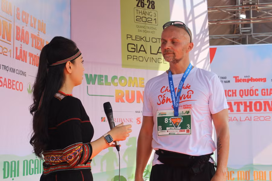 Anh Robert Margetin (Slovakia) vui vẻ chia sẻ cảm xúc sau khi về đích. Ảnh Nguyễn Giang