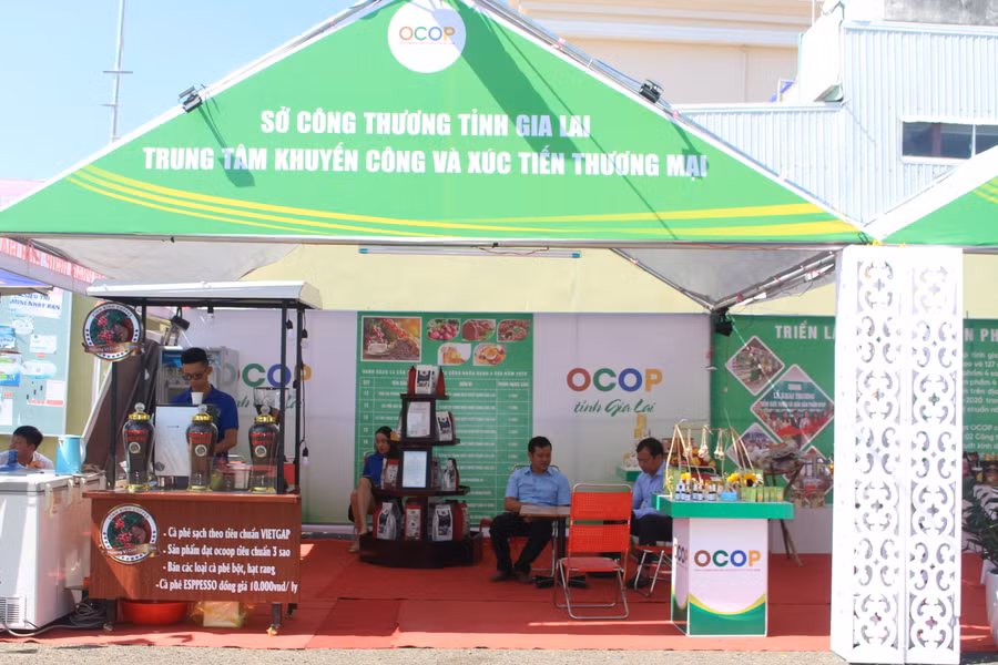 Các gian hàng trung bày, giới thiệu sản phẩm OCOP của tỉnh Gia Lai tại lễ hội. Ảnh Thi Giang